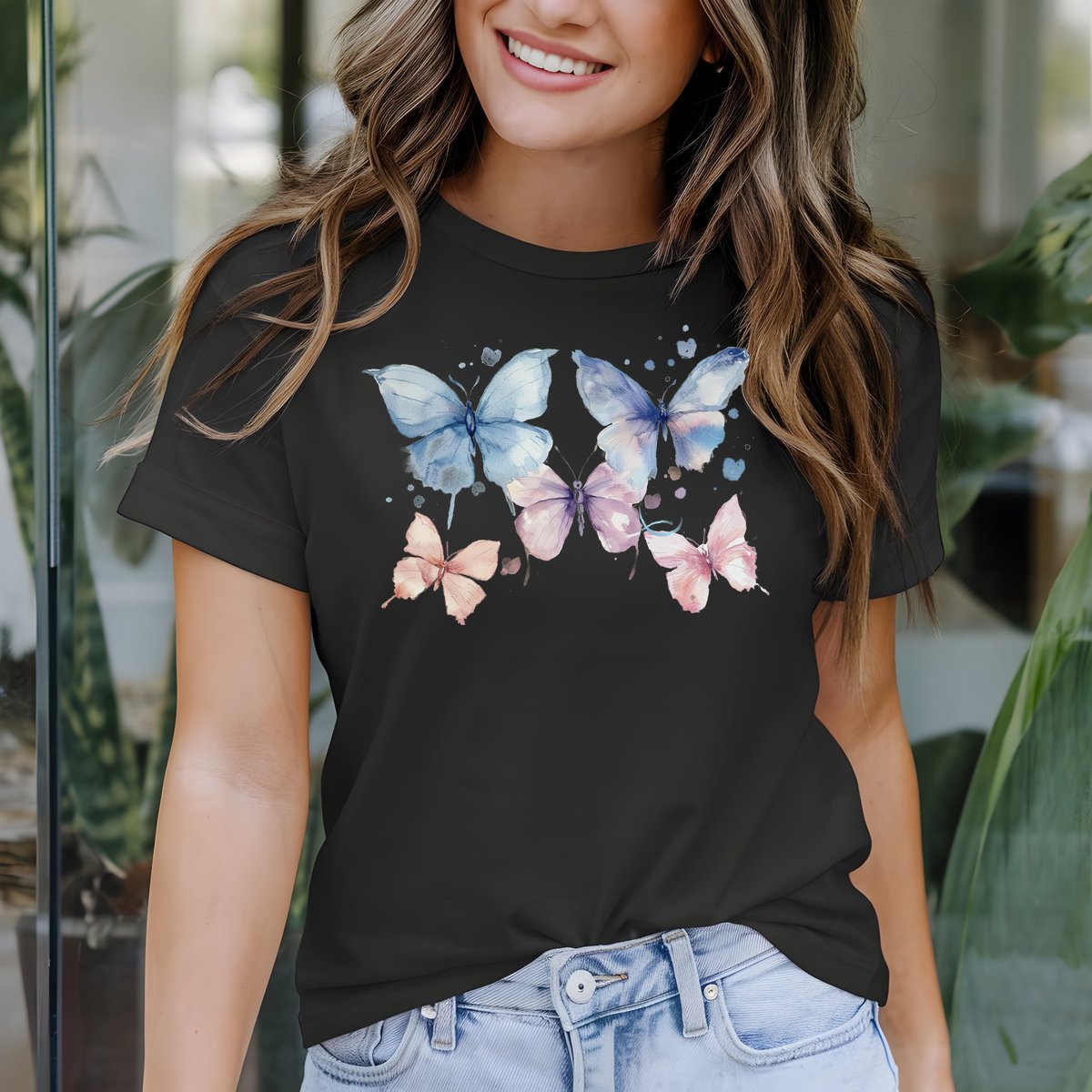 Modelo usando t-shirt feminina ALIZI 100% algodão com estampa exclusiva